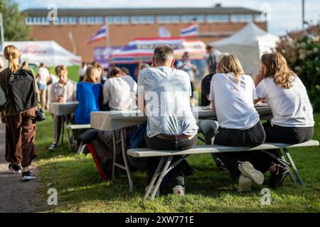 La gente si diverte al mercato del festival internazionale del cibo durante la festa di agosto 2024. La festa di agosto è un evento annuale che si tiene a Norrköping, in Svezia Foto Stock