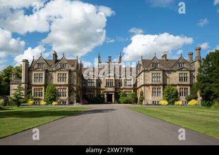 Corsham Court, residenza di proprietà privata di grado i a Corsham, Wiltshire, Inghilterra. Facciata sud dell'originale maniero elisabettiano con ali sporgenti in stile elisabettiano progettato da Lancelot 'Capability' Brown nel 1761-64 per integrare una nuova Pinacoteca per ospitare l'ampia collezione d'arte della famiglia Methuen. Foto Stock