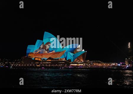 Uno dei punti di riferimento di Sydney è l'Opera House, inondata di immagini in movimento dell'arte aborigena che utilizza luci lazar come parte dell'annuale Vvidsidney Light fe Foto Stock