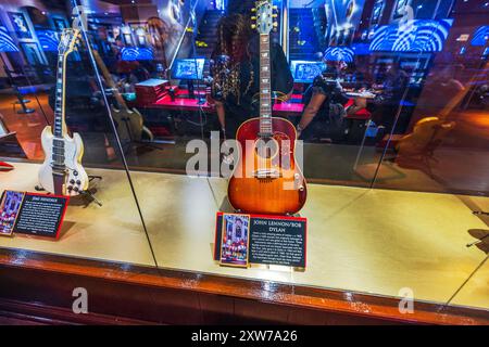 Chitarre esposte all'Hard Rock Cafe di Manhattan: Una appartenente a John Lennon e Bob Dylan, e un'altra a Jimi Hendrix dei Jimi Hendrix Experien Foto Stock