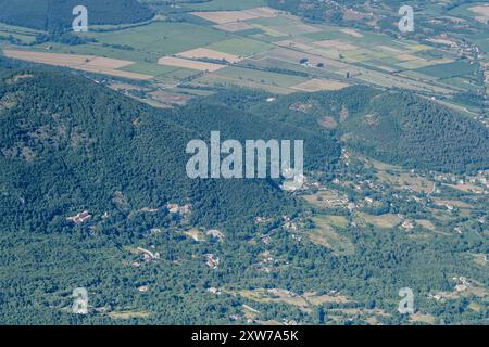 Paesaggio urbano aereo, da un aereo aliante, con lo storico monastero francescano di Greccio, girato da sud con la luce brillante dell'estate, Appennini, Rieti, Laz Foto Stock