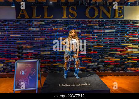 Statua di cera di Madame Tussauds esposta su piedistallo nero con "All is One" nell'Hard Rock Cafe, circondato da numerosi colli di chitarra. New York. STATI UNITI. Foto Stock