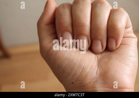 Primo piano della mano. Mano femminile senza primo piano manicure. Foto Stock