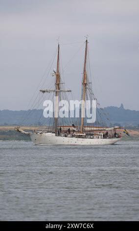 HMS Falken fotografata mentre si recava a Londra, passando per Gravesend nel Kent. La goletta svedese lunga 34,4 metri è stata costruita nel 1947 e. Foto Stock