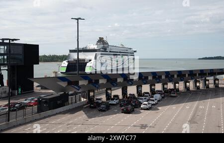 Helsinki, Finlandia, 20 luglio 2024: Porto di Helsinki terminal ovest. Veicoli sul porto pronti per il carico in traghetto. Navetta Tallink per l'Estonia Foto Stock