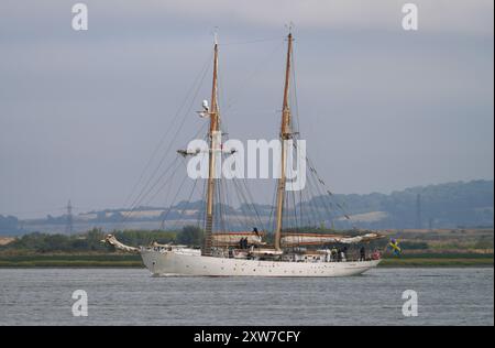 HMS Falken fotografata mentre si recava a Londra, passando per Gravesend nel Kent. La goletta svedese lunga 34,4 metri è stata costruita nel 1947 e. Foto Stock