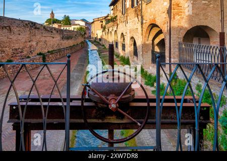 Porta di Sluige nel Canale dei Molini, Foligno, Italia Foto Stock