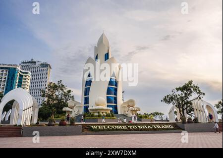 La famosa attrazione turistica è la Thap tram Huong Tower, la Lotus Tower sulla piazza centrale della città di Nha Trang in mattinata. Nha Trang, Vietnam Foto Stock