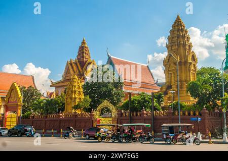Tuk tuk di fronte al monastero di Wat Ounalom, Phnom Penh, Cambogia. Credito: Kraig Lieb Foto Stock