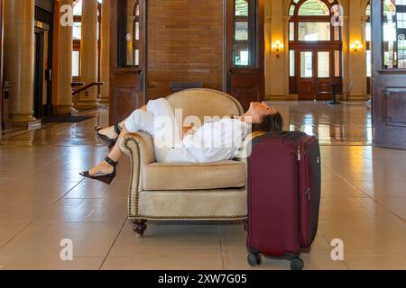 In attesa di un treno. Foto Stock