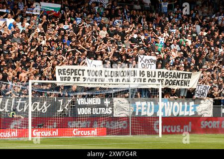 ZWOLLE - i tifosi dello Zwolle protestano contro il General manager del PEC Zwolle, Xander Czaikowski, durante l'incontro olandese Eredivisie tra PEC Zwolle e Feyenoord allo stadio MAC3Park il 18 agosto 2024 a Zwolle, Paesi Bassi. ANP BART STOUTJESDIJK Foto Stock