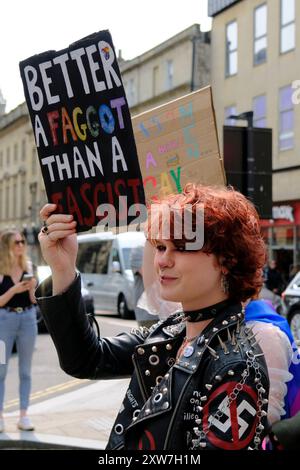 Bath, Regno Unito. 18 agosto 2024. Bath tiene la sua prima Pride march. Gli organizzatori dicono che è un'opportunità per la comunità LGBTQ di celebrare la loro individualità e i progressi che hanno fatto. Crediti: JMF News/Alamy Live News Foto Stock