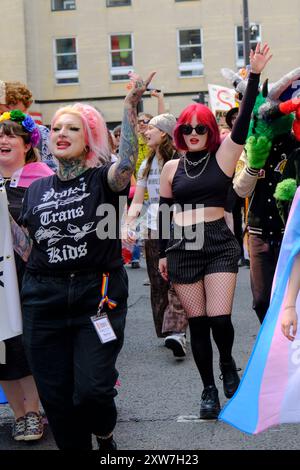 Bath, Regno Unito. 18 agosto 2024. Bath tiene la sua prima Pride march. Gli organizzatori dicono che è un'opportunità per la comunità LGBTQ di celebrare la loro individualità e i progressi che hanno fatto. Crediti: JMF News/Alamy Live News Foto Stock