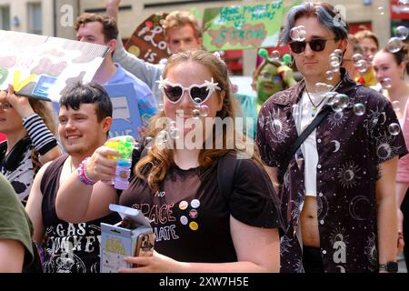 Bath, Regno Unito. 18 agosto 2024. Bath tiene la sua prima Pride march. Gli organizzatori dicono che è un'opportunità per la comunità LGBTQ di celebrare la loro individualità e i progressi che hanno fatto. Crediti: JMF News/Alamy Live News Foto Stock