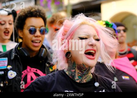 Bath, Regno Unito. 18 agosto 2024. Bath tiene la sua prima Pride march. Gli organizzatori dicono che è un'opportunità per la comunità LGBTQ di celebrare la loro individualità e i progressi che hanno fatto. Crediti: JMF News/Alamy Live News Foto Stock