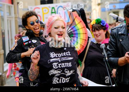 Bath, Regno Unito. 18 agosto 2024. Bath tiene la sua prima Pride march. Gli organizzatori dicono che è un'opportunità per la comunità LGBTQ di celebrare la loro individualità e i progressi che hanno fatto. Crediti: JMF News/Alamy Live News Foto Stock