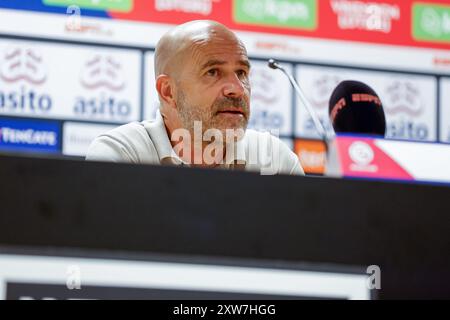 ALMELO, 18-08-2024 , Stadio Asito , calcio, Eredivisie, stagione 2024 / 2025, durante la partita Heracles Almelo - PSV, allenatore PSV Peter Bosz durante la conferenza stampa Foto Stock