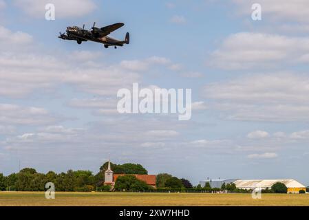 Aeroporto Southend di Londra, Essex, Regno Unito. 18 agosto 2024. Il Royal Air Force Battle of Britain Memorial Flight ha inviato il suo bombardiere da guerra Avro Lancaster PA474 all'aeroporto civile da cui operare per l'Eastbourne Airshow di quattro giorni. Il Lancaster è stato messo a terra per un programma di manutenzione esteso durante l'inverno e non ha volato nel 2024 fino alla fine di luglio. Il Lancaster decollò e poi fece un sorvolo sull'aeroporto prima di partire. St. Laurence & All Saints Church in aeroporto Foto Stock