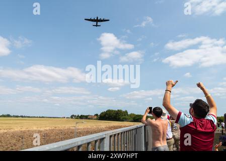 Aeroporto Southend di Londra, Essex, Regno Unito. 18 agosto 2024. Il Royal Air Force Battle of Britain Memorial Flight ha inviato il suo bombardiere da guerra Avro Lancaster PA474 all'aeroporto civile da cui operare per l'Eastbourne Airshow di quattro giorni. Il Lancaster è stato messo a terra per un programma di manutenzione esteso durante l'inverno e non ha volato nel 2024 fino alla fine di luglio. Il Lancaster decollò e poi fece un sorvolo sull'aeroporto prima di partire Foto Stock