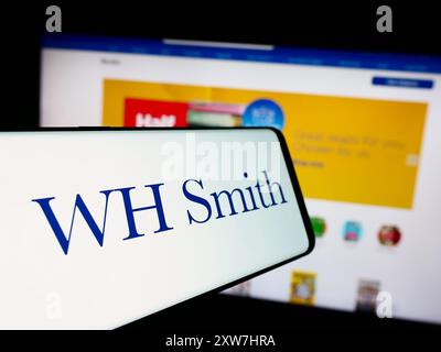 Cellulare con logo della società di vendita al dettaglio britannica WH Smith plc (WHSmith) davanti al sito Web aziendale. Messa a fuoco al centro del display del telefono. Foto Stock