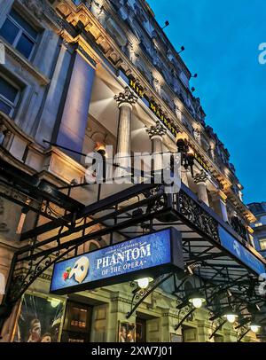 Cartellone illuminato del musical del fantasma dell'Opera all'ingresso del Teatro di sua Maestà, a Haymarket, Londra, Regno Unito Foto Stock