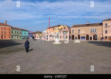 Burano, laguna veneta, Italia - 23 marzo 2024 - Piazza Baldassare Galuppi, la piazza principale Foto Stock