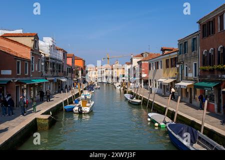 Murano, Veneto, Italia - 23 marzo 2024 - edifici e barche sul canale Rio dei Vetrai sull'isola nella laguna veneta. Foto Stock