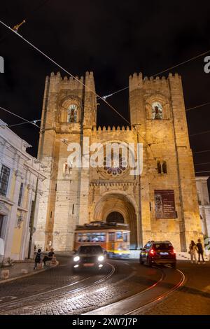 Lisbona, Portogallo - 15 ottobre 2023 - Cattedrale di Lisbona (portoghese: Santa Maria Maior de Lisboa) illuminata di notte. Foto Stock