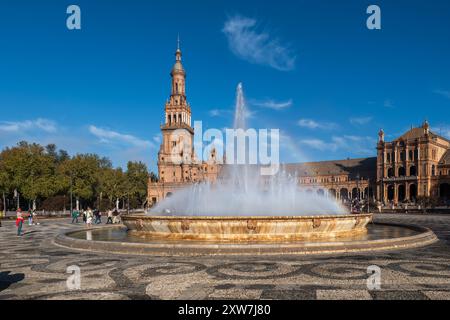 Siviglia, Andalusia, Spagna - 24 ottobre 2023: Fontana e padiglione in Plaza de Espana, nel Parco Maria Luisa, costruito per la e-americana Foto Stock