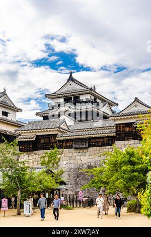 Il castello principale di Matsuyama costruito nel 1603 e che ha ancora la sua struttura originale, a Matsuyama, nella regione di Shikoku, in Giappone Foto Stock