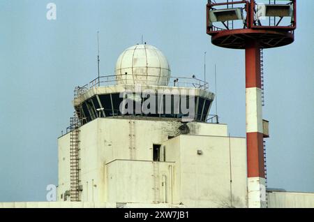 Prima guerra del Golfo: 6 marzo 1991 i danni alla torre di controllo dell'aeroporto internazionale del Kuwait sono un ricordo dei feroci combattimenti che si sono verificati lì appena una settimana prima. Foto Stock