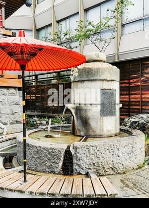 Vecchia sorgente termale Hojo-en fontana per i bagni a piedi a Dogo Yunomachi, centro città di Matsuyama, regione di Shikoku, Giappone Foto Stock