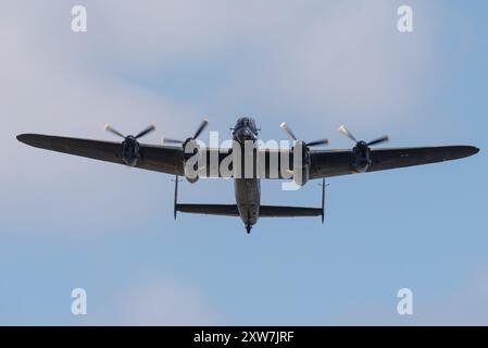 Aeroporto Southend di Londra, Essex, Regno Unito. 18 agosto 2024. Il Royal Air Force Battle of Britain Memorial Flight ha inviato il suo bombardiere da guerra Avro Lancaster PA474 all'aeroporto civile da cui operare per l'Eastbourne Airshow di quattro giorni. Il Lancaster è stato messo a terra per un programma di manutenzione esteso durante l'inverno e non ha volato nel 2024 fino alla fine di luglio. Il Lancaster decollò e poi fece un sorvolo sull'aeroporto prima di partire Foto Stock