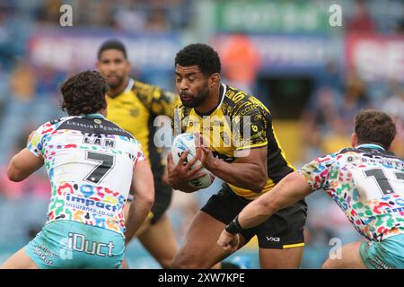 Leeds, Regno Unito. 18 agosto 2024. Elland Road, Leeds, West Yorkshire, 18 agosto 2024. Betfred Super League - Magic Weekend Leigh Leopards vs Salford Red Devils Kallum Watkins di Salford Red Devils è placcato da Lachlan Lam e Kai OÕDonnell di Leigh Leopards Credit: Touchlinepics/Alamy Live News Foto Stock