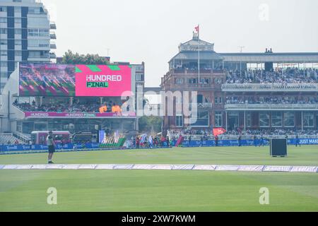 I giocatori si mettono in campo prima della finale delle cento donne Welsh Fire Women vs London Spirit Women at Lords, Londra, Regno Unito, 18 agosto 2024 (foto di Izzy Poles/News Images) Foto Stock