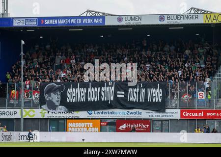 ZWOLLE - tifosi del Banner Feyenoord per tifosi deceduti durante la partita olandese Eredivisie tra PEC Zwolle e Feyenoord nello stadio MAC3Park il 18 agosto 2024 a Zwolle, Paesi Bassi. ANP BART STOUTJESDIJK Foto Stock