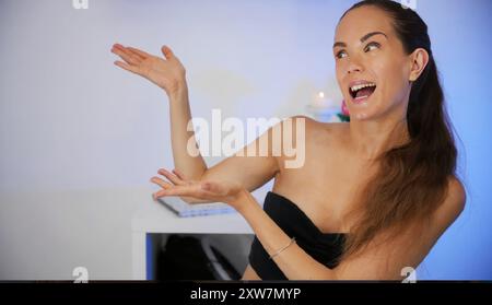 La modella mostra emozioni sorprese. Foto di sfondo per tema bellezza Foto Stock