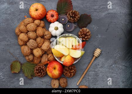 Mele e miele, simbolo del capodanno ebraico, foto dall'alto. Concetto di festa di Rosh Hashana. Natura morta con frutta autunnale. Foto Stock