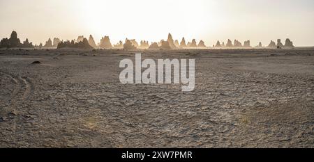 Tramonto intorno ai camini vulcanici del lago Abbe, alias Lac Abbe Bad, Gibuti, Africa orientale, Corno d'Africa Foto Stock