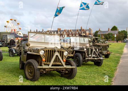 Linea di veicoli militari inglesi e americani dell'esercito Lytham Green, ricostruzione in tempo di guerra a Lytham Green, Blackpool, Regno Unito Foto Stock