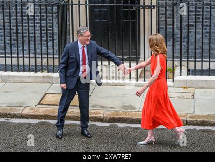 Sir Keir Starmer - primo Ministro britannico - con sua moglie Victoria a Downing Street il suo primo giorno come primo Ministro, il 5 luglio 2024 Foto Stock