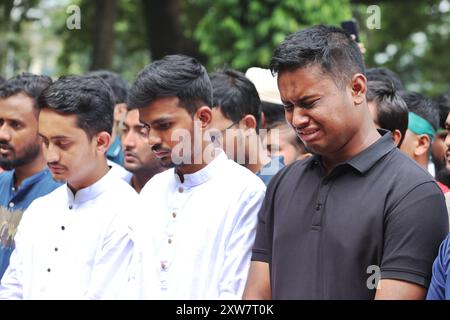 Dhaka, Bangladesh - 018 agosto 2024: Attivisti anti-quota hanno offerto preghiere funebri a Shaheed Minar a Dhaka dopo due studenti rimasti feriti a po Foto Stock