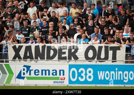 ZWOLLE - Banner per la partenza del PEC Zwolle General manager Xander Czaikowski durante la partita olandese Eredivisie tra PEC Zwolle e Feyenoord allo stadio MAC3Park il 18 agosto 2024 a Zwolle, Paesi Bassi. ANP BART STOUTJESDIJK Foto Stock