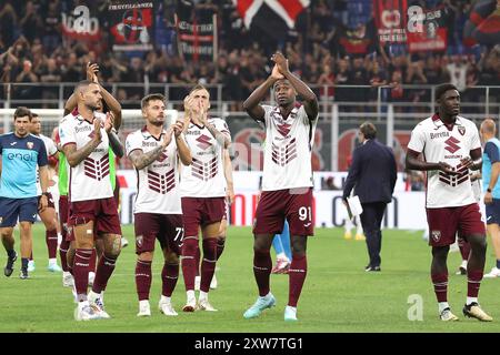 17 agosto 2024, Milano, Italia: Italia, Milano, 17 agosto 2024: i giocatori del Torino accolgono i tifosi in tribuna al termine della partita di calcio AC Milan vs Torino FC, serie A Tim 2024-2025 giorno 1, Stadio San Siro. Italia, Milano, 17 agosto 2024: AC Milan vs Torino FC, serie A Tim 2024/2025, giorno 1, allo Stadio San Siro. (Credit Image: © Fabrizio Andrea Bertani/Pacific Press via ZUMA Press Wire) SOLO PER USO EDITORIALE! Non per USO commerciale! Foto Stock