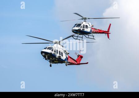 QinetiQ - AgustaWestland AW109 e Airbus Helicopters H125, arrivando alla RAF Fairford per partecipare allo spettacolo statico al RIAT 2024. Foto Stock