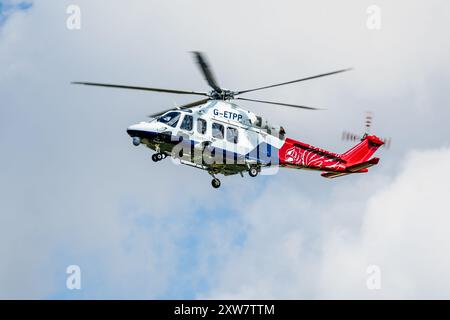 QinetiQ - AgustaWestland AW109, arrivando alla RAF Fairford per prendere parte all'esposizione statica al Royal International Air Tattoo 2024. Foto Stock