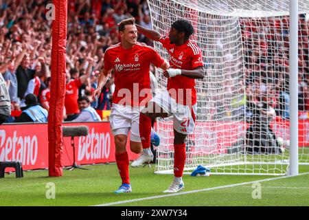 Chris Wood del Nottingham Forest celebra il suo gol con Anthony Elanga del Nottingham Forest durante la partita Nottingham Forest FC vs Bournemouth FC English Premier League al City Ground, Nottingham, Inghilterra, Regno Unito il 17 agosto 2024 Foto Stock