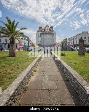 Statua di re Giorgio III per commemorare il suo giubileo d'oro, sul lungomare di Weymouth, Dorset, Regno Unito, il 16 agosto 2024 Foto Stock