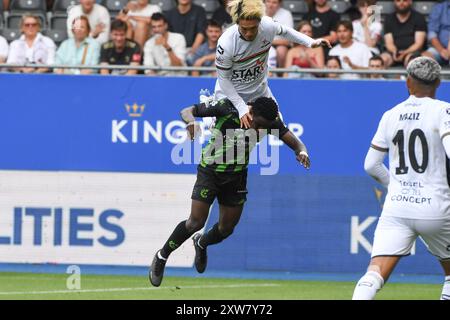 Lovanio, Belgio. 18 agosto 2024. Kader Abdoul Ouattara di Cercle e Takahiro Akimoto dell'OHL, in azione durante una partita di calcio tra OH Leuven e Cercle Brugge, domenica 18 agosto 2024 a Lovanio, il giorno quattro della stagione 2024-2025 della prima divisione del campionato belga 'Jupiler Pro League'. BELGA FOTO JILL DELSAUX credito: Belga News Agency/Alamy Live News Foto Stock