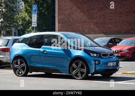 OSTRAVA, CECHIA - 13 SETTEMBRE 2023: Auto a batteria elettrica BMW i3 parcheggiata in strada Foto Stock